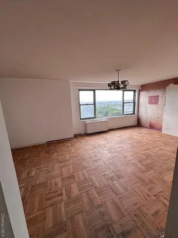 a view of empty room with window