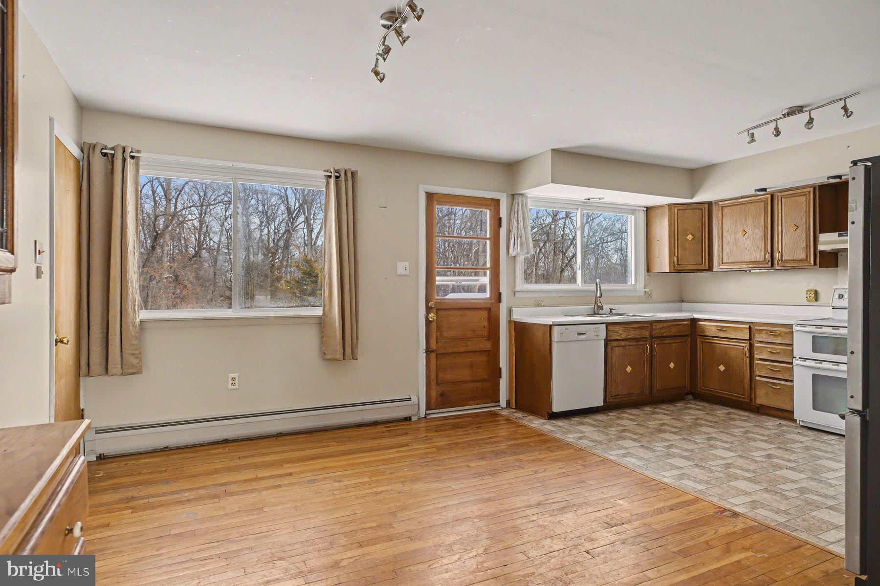 3702 Kings Road Pennsburg, PA 18073 - Photo 12 of 36 Kitchen & dining area