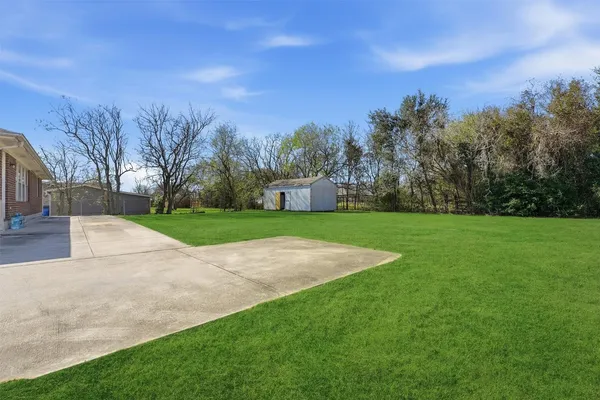 a view of a backyard with barn