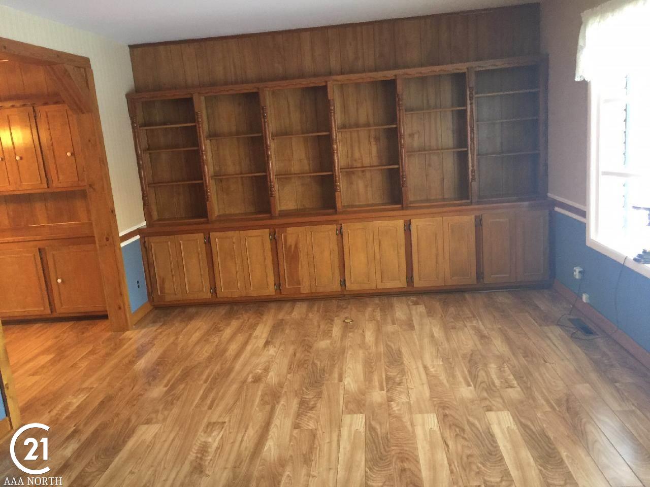6856 General Squier Road Almont, MI 48003 - Photo 3 of 14 Living Room