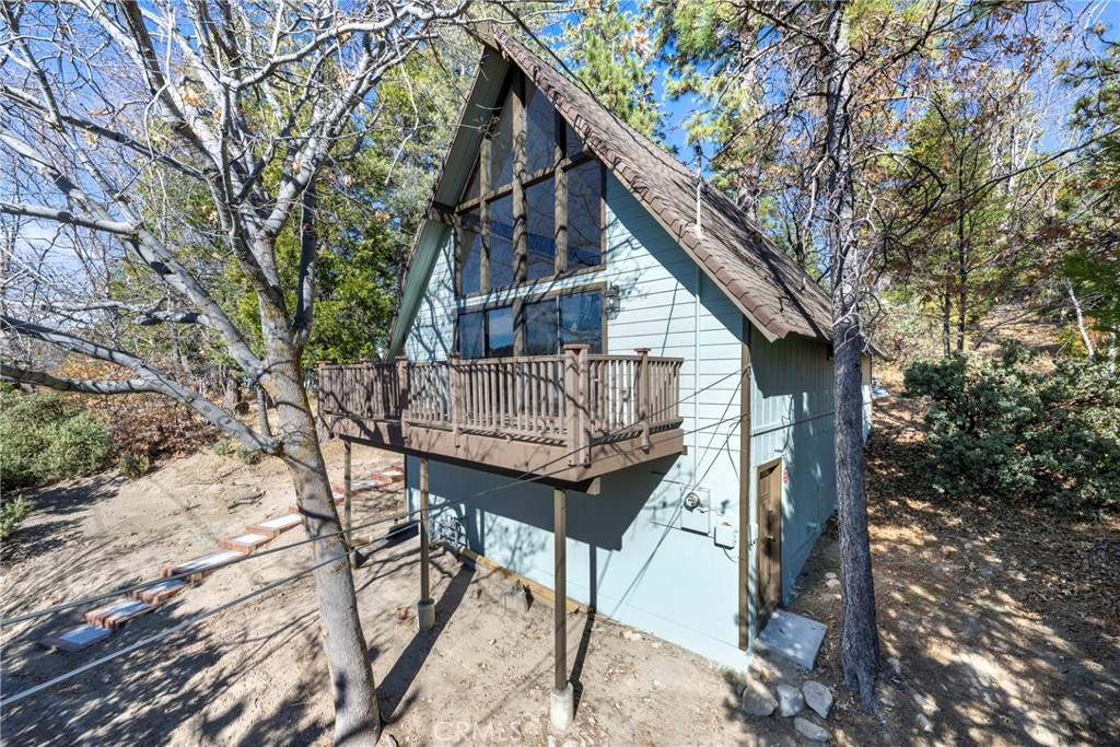 743 Rhine Road Lake Arrowhead, CA 92352 - Photo 25 of 30 a backyard of a house with table and chairs