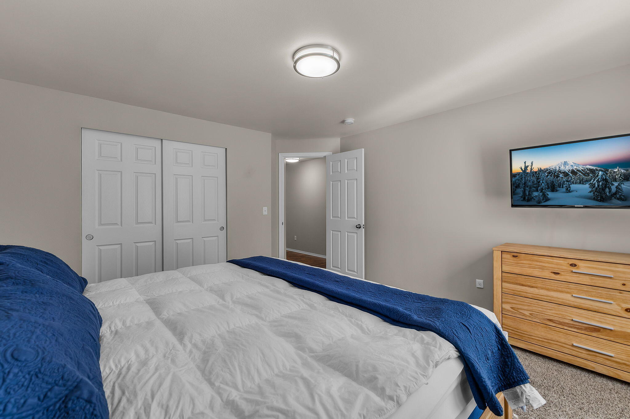 17064 Sacramento Road Bend, OR 97707 - Photo 26 of 50 a bedroom with a large bed and a dresser