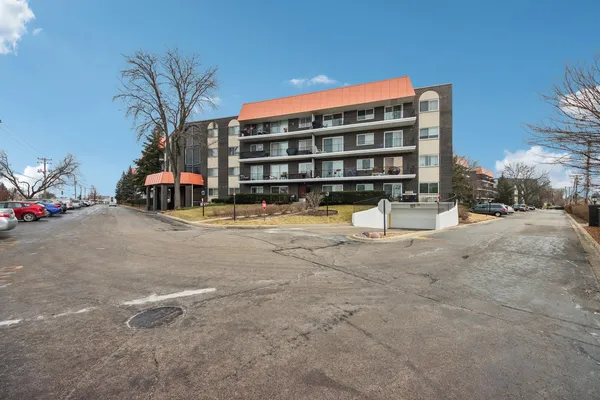 $339,900 | 4949 Golf Road, Unit 308, Skokie, IL 60077
