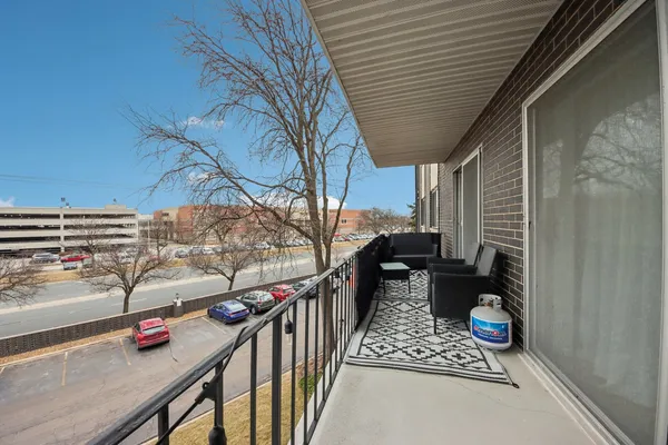 $325,000 | 4949 Golf Road, Unit 308, Skokie, IL 60077