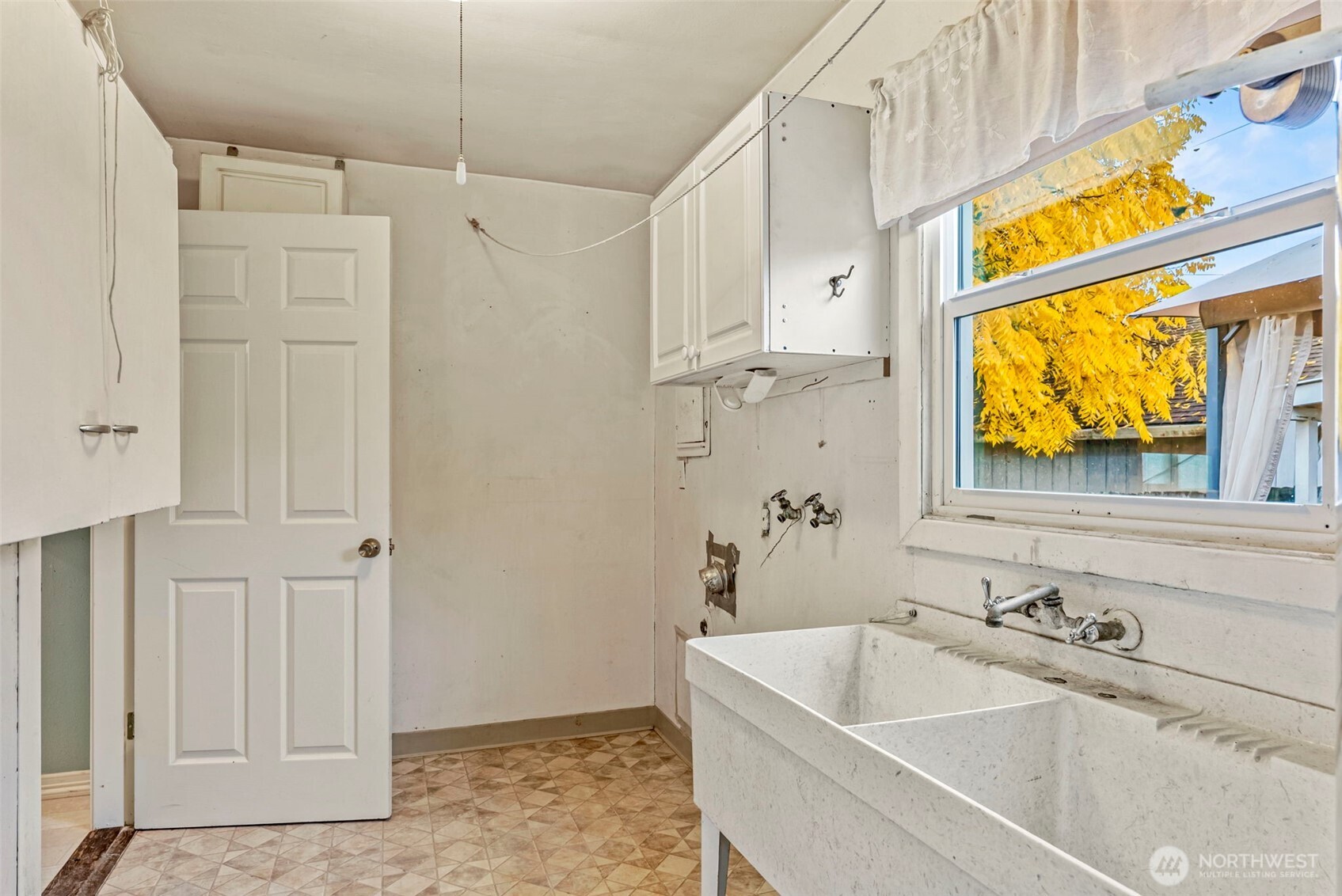 3053 Fir Street Longview, WA 98632 - Photo 11 of 20 a bathroom with a tub a sink and a window