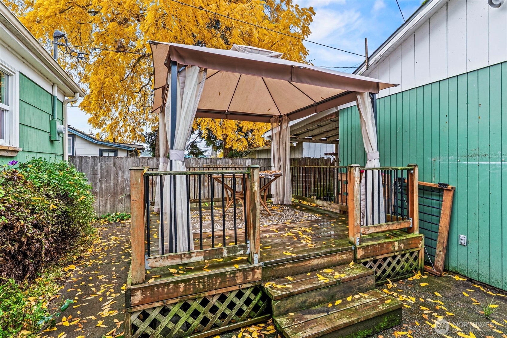 3053 Fir Street Longview, WA 98632 - Photo 18 of 20 a view of balcony with wooden floor and fence
