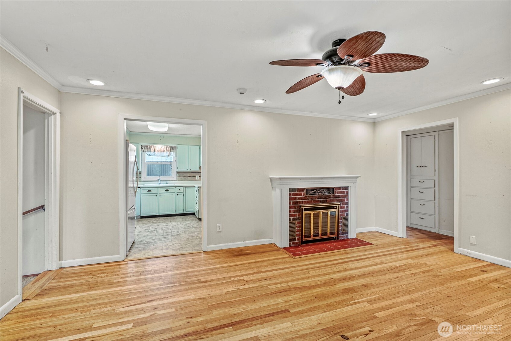 3053 Fir Street Longview, WA 98632 - Photo 3 of 20 a view of an empty room and window