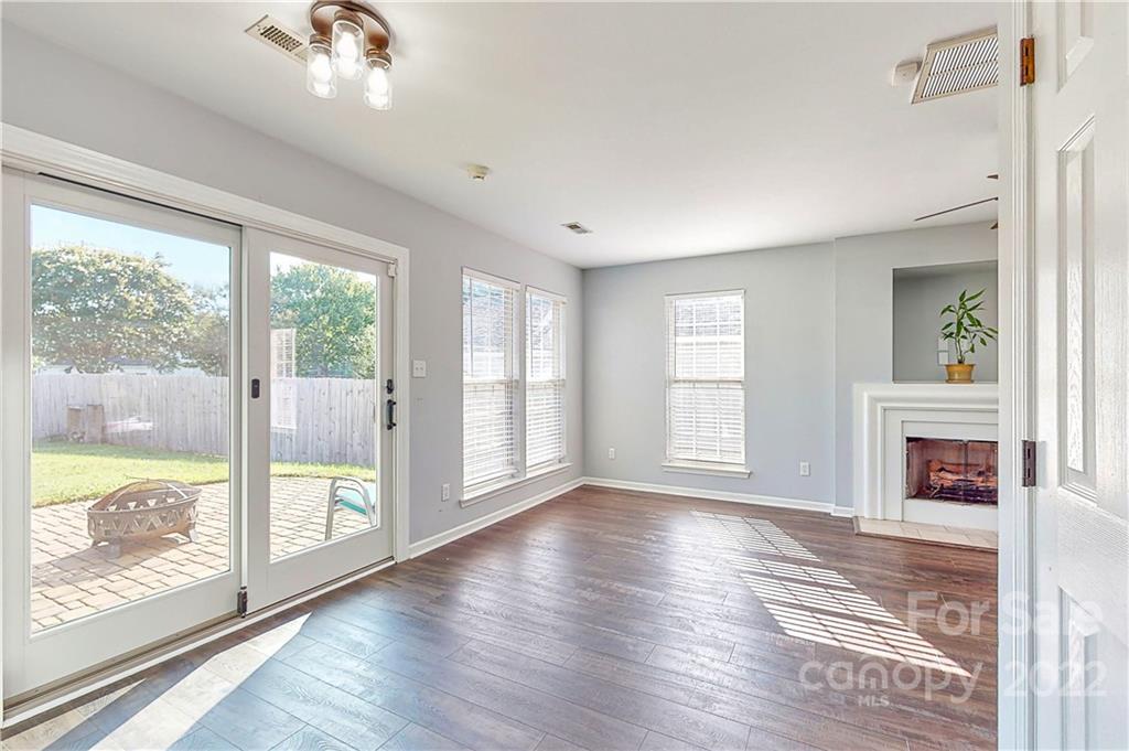 9138 Foggy Meadow Road Charlotte, NC 28269 - Photo 5 of 36