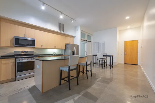 $3,200 | 949 West Madison Street, Unit 207, Chicago, IL 60607