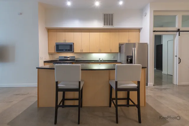 $3,200 | 949 West Madison Street, Unit 207, Chicago, IL 60607