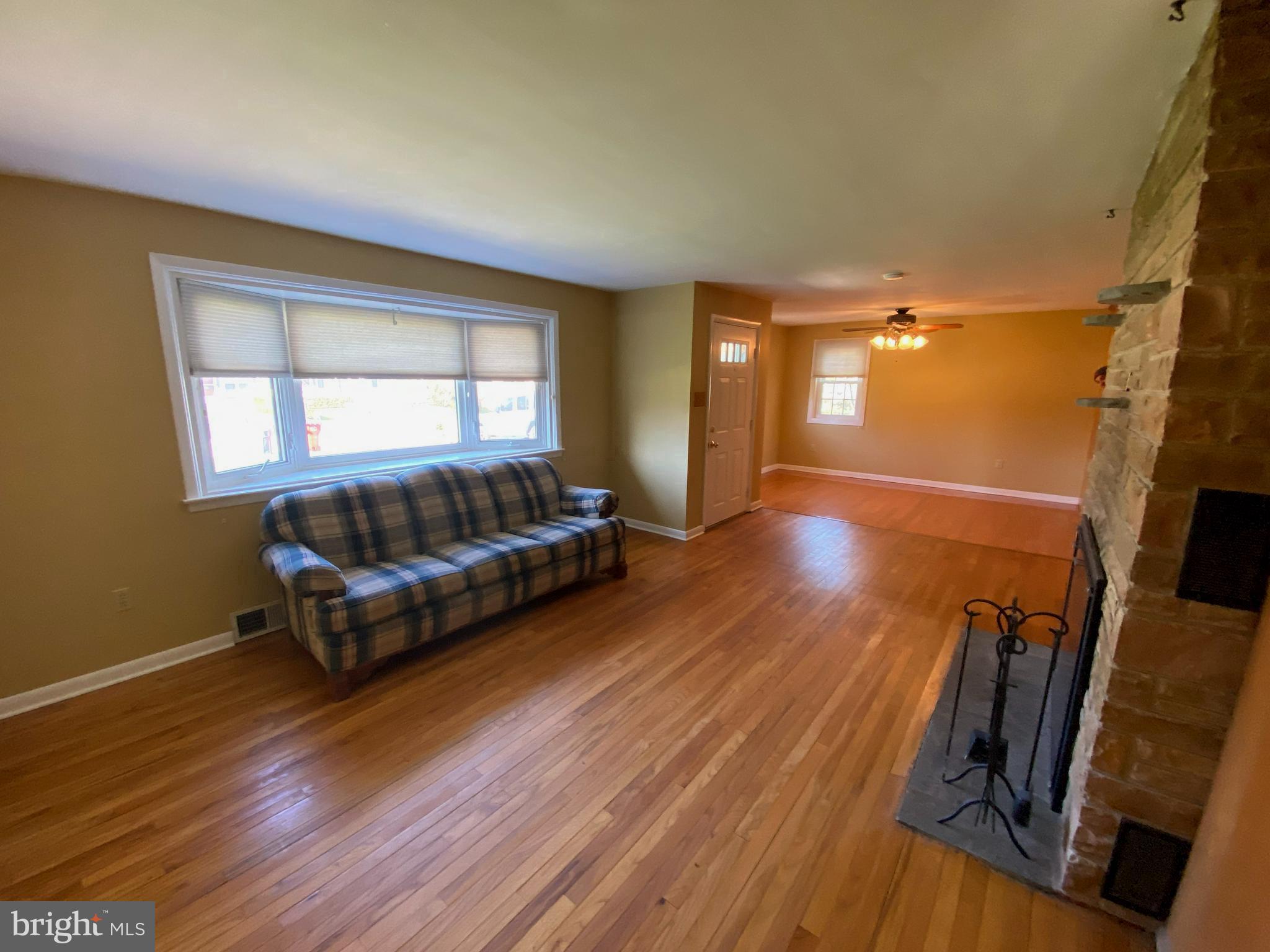 1022 Sparrow Road Norristown, PA 19403 - Photo 4 of 35 Livingroom /Dining Room