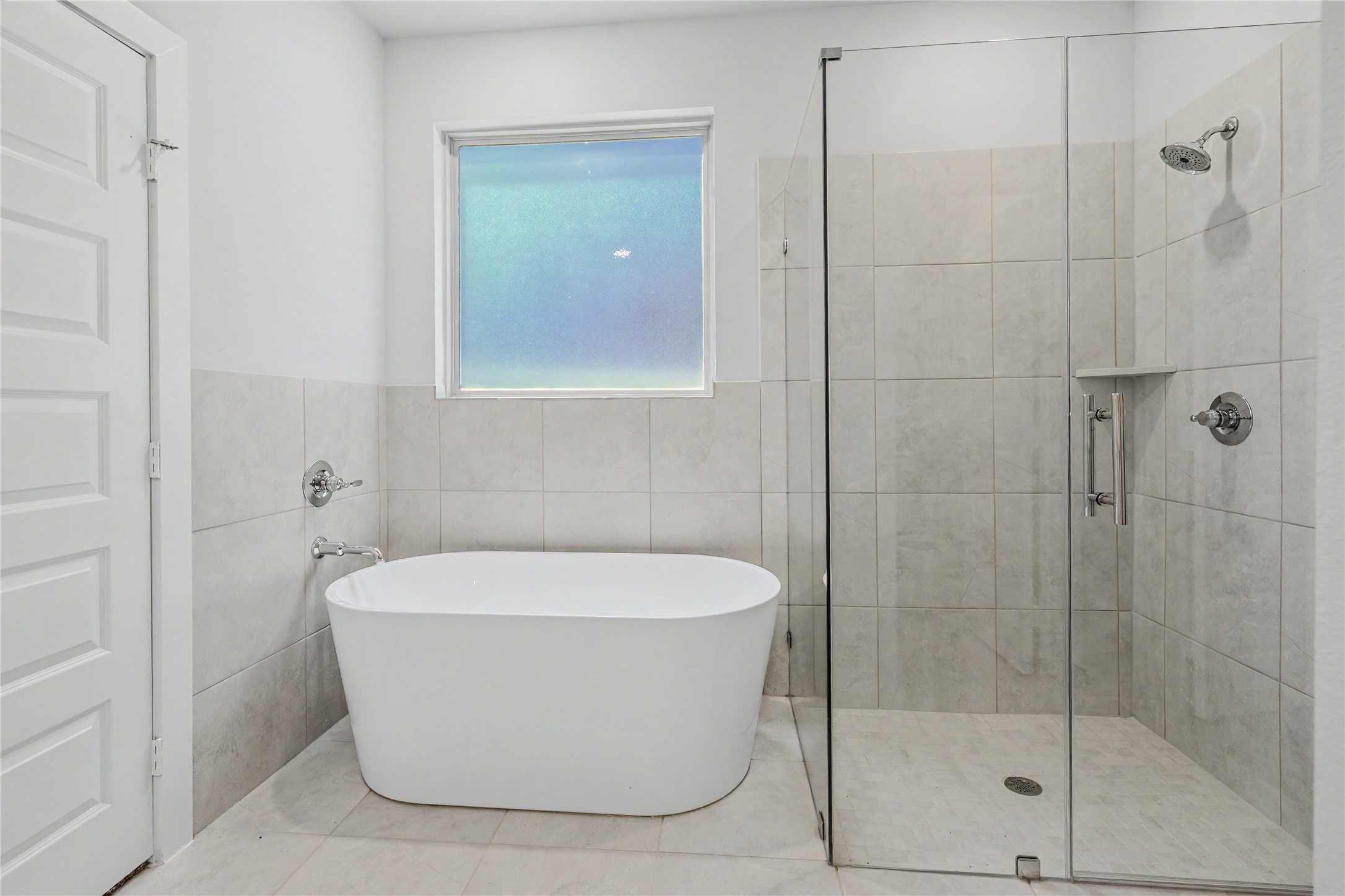 6423 Bolinas Court Rosharon, TX 77583 - Photo 24 of 39 a white bath tub sitting in a bathroom
