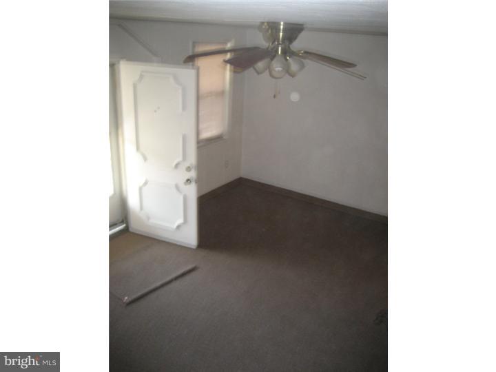 3084 South Congress Road Camden, NJ 08104 - Photo 6 of 18 Living Room