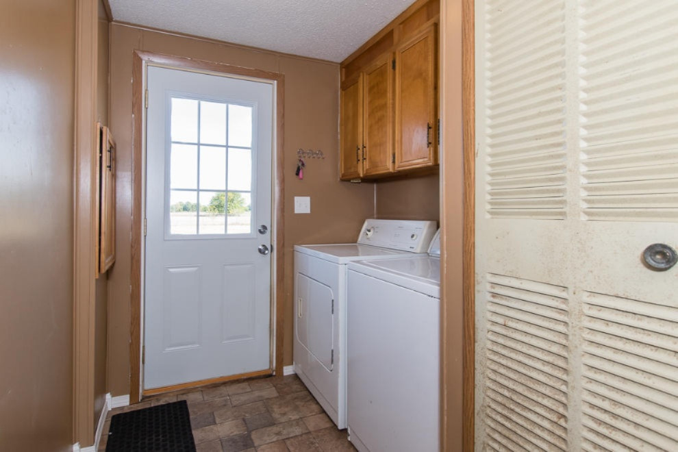 50147 Silver Street Three Rivers, MI 49093 - Photo 20 of 33 Laundry/Mud Space
