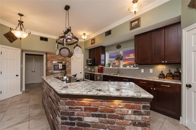 $995,000 | 28 Mesa Street, Kenner, LA 70065