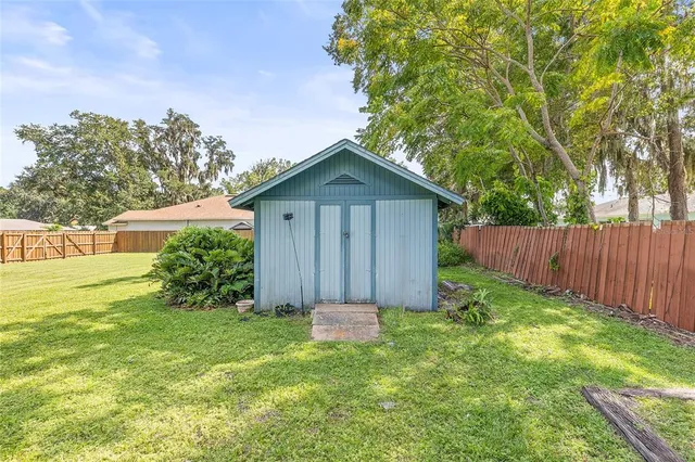 a view of a backyard