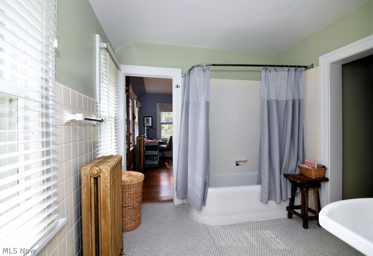 2868 Lee Road Cleveland, OH 44120 - Photo 21 of 35 Primary Bath