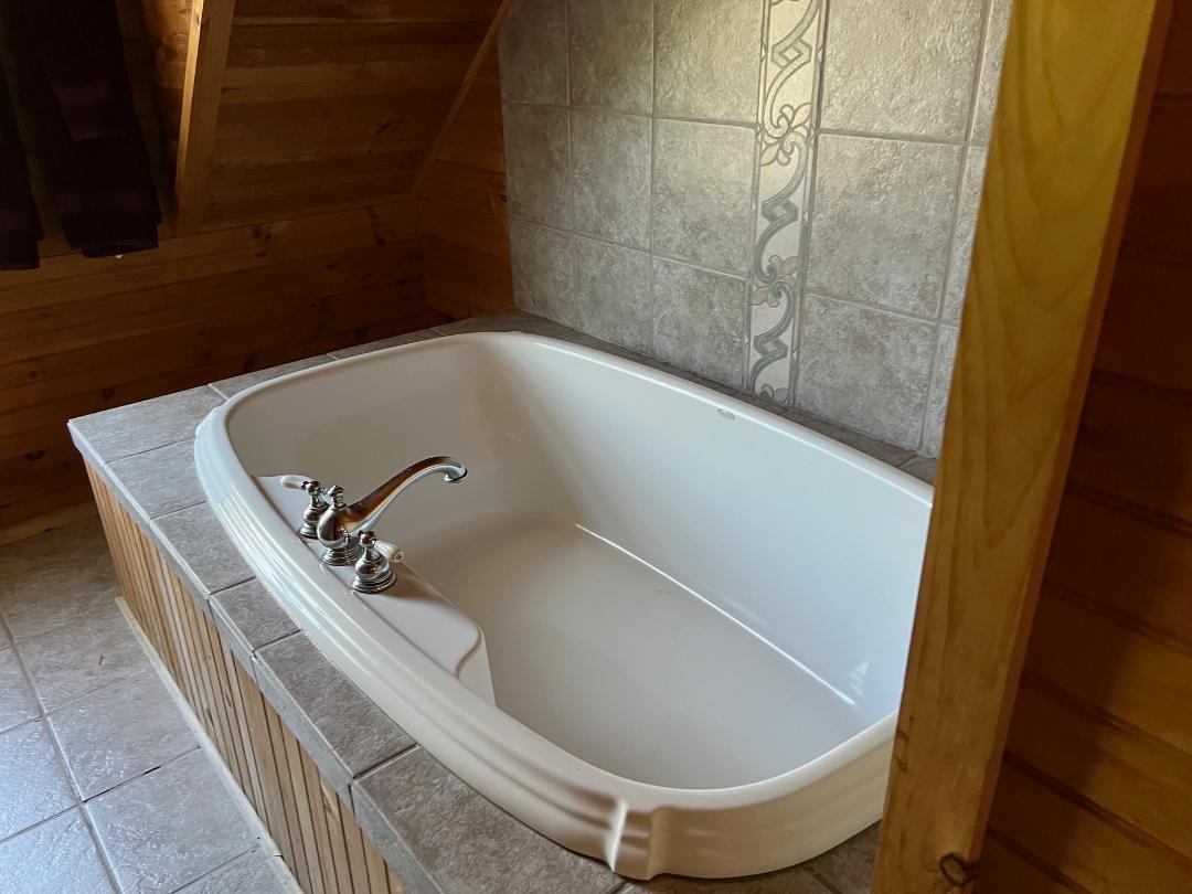 2 Farmers Road Edgartown, MA 02539 - Photo 22 of 27 a bathroom with a tub