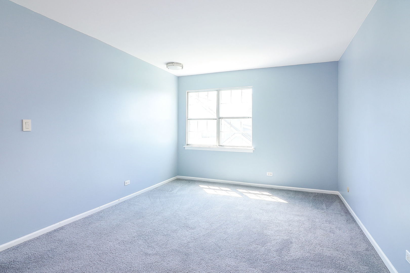 1482 Timber Trail, Unit B Wheaton, IL 60189 - Photo 10 of 20 an empty room with a window