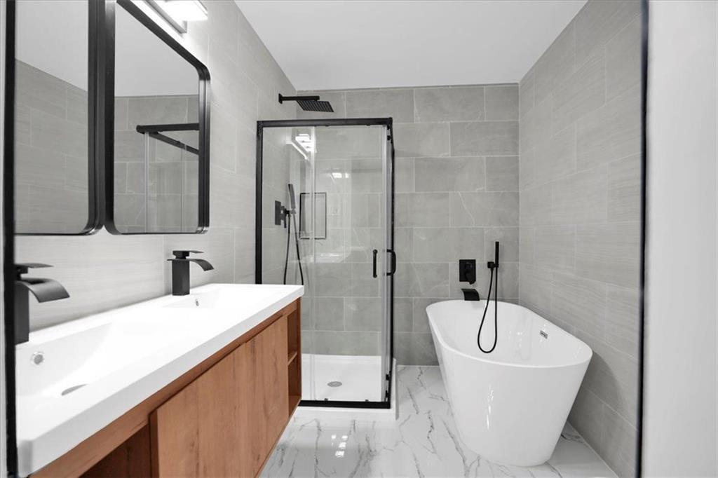 2271 Cresta Drive Decatur, GA 30032 - Photo 15 of 47 a bathroom with a bathtub and a sink