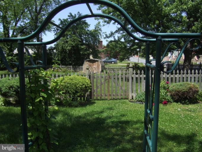 2 Hampton Road Linthicum Heights, MD 21090 - Photo 13 of 25 a backyard of a house with lots of green space