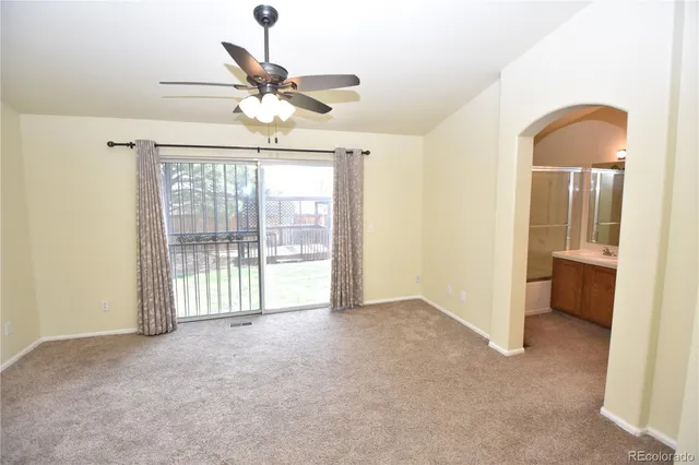 a view of empty room with a ceiling fan