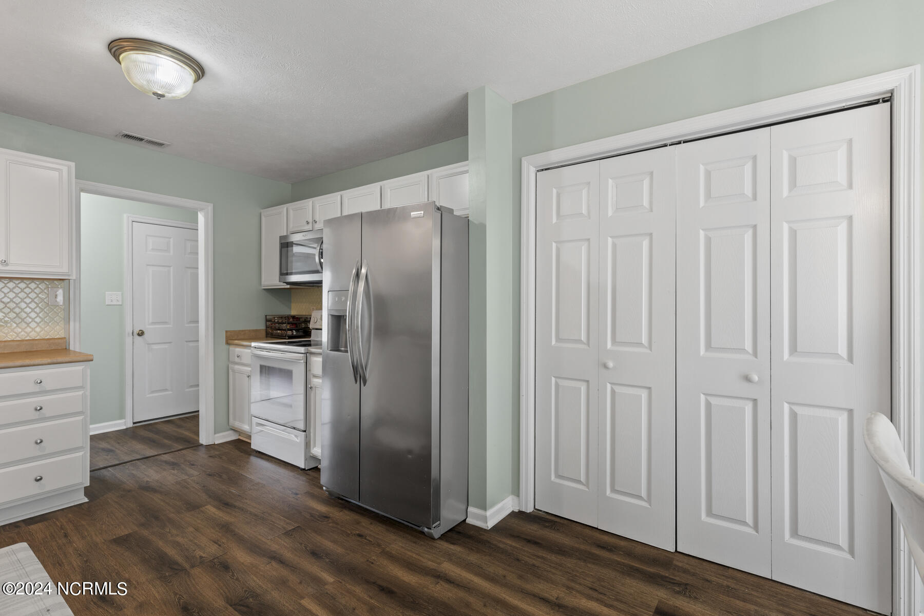 107 Coral Ridge Road Richlands, NC 28574 - Photo 7 of 27 Kitchen/ Laundry