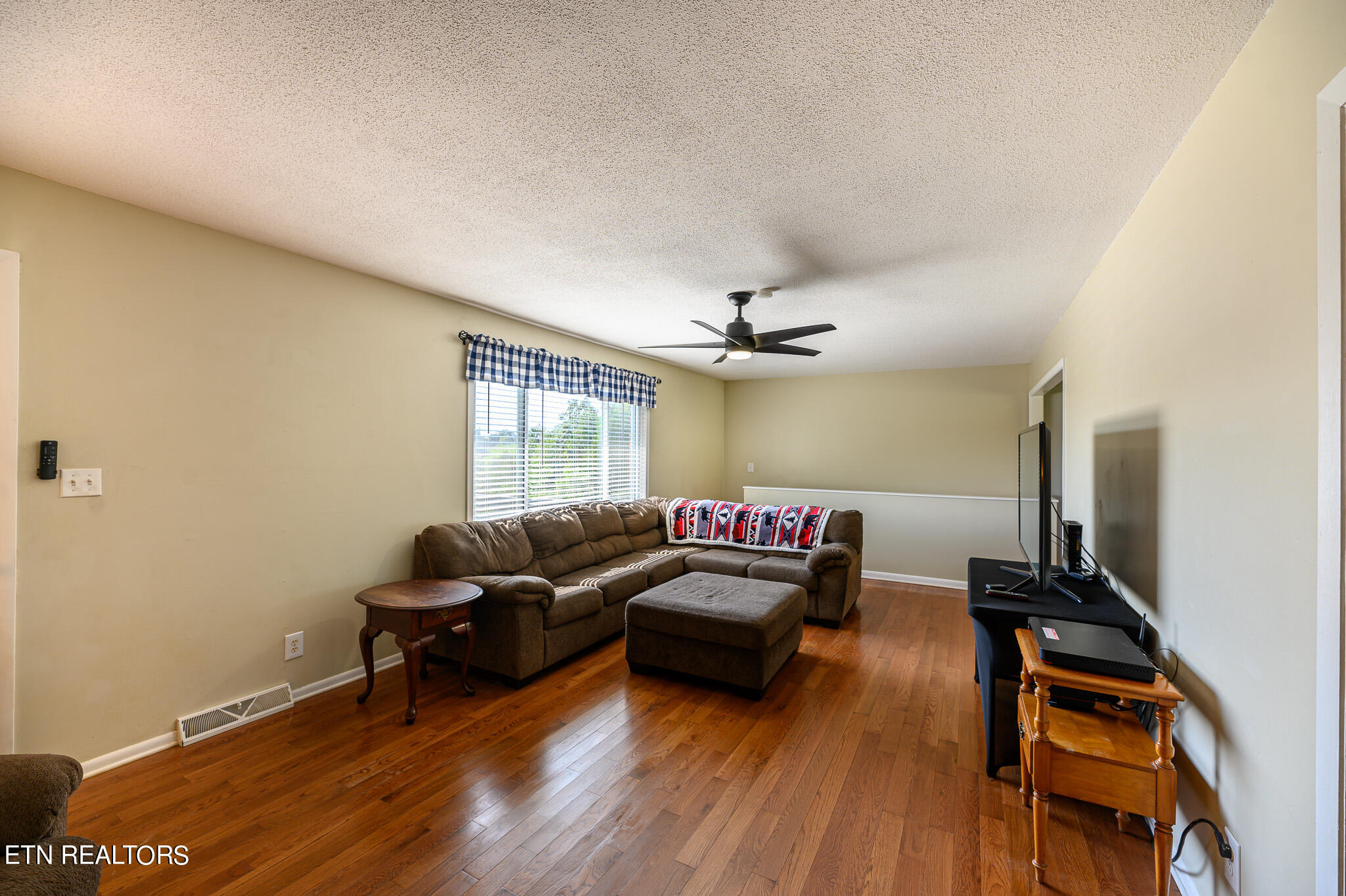 1675 Malone Road Loudon, TN 37774 - Photo 9 of 48 Living Room