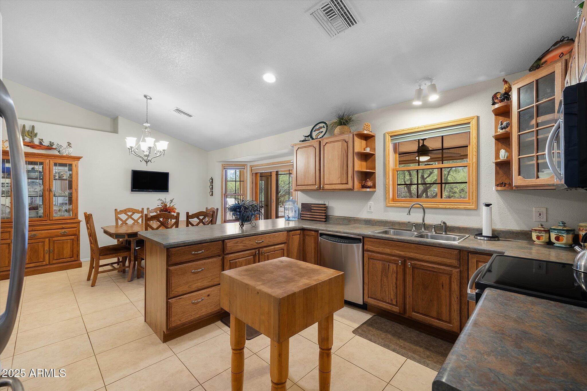 129 West Mt Ord Circle Payson, AZ 85541 - Photo 17 of 40 a kitchen with lots of counter top space
