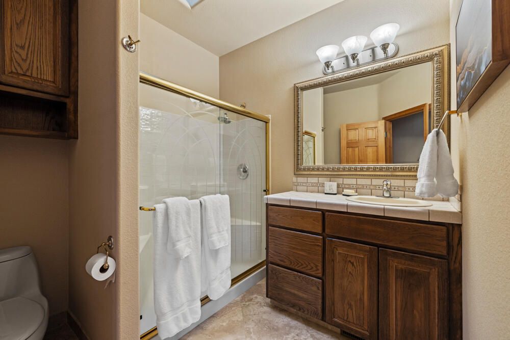 11147 Kestrel Road Klamath Falls, OR 97601 - Photo 38 of 66 Located off central hall, convenient for sharing