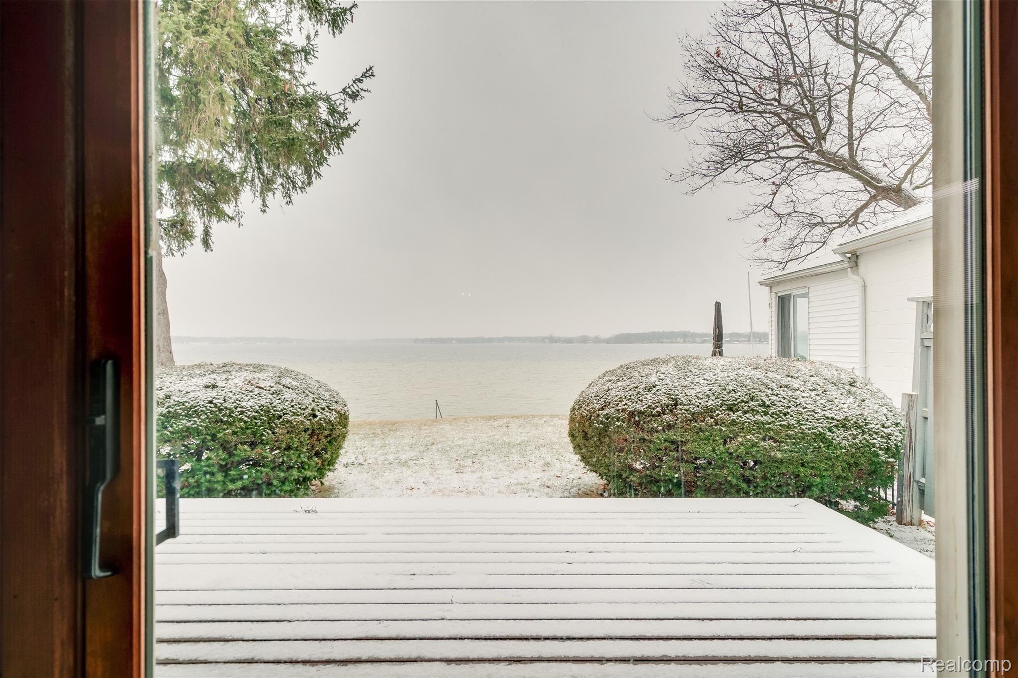 1828 Cass Lake Front Road Keego Harbor, MI 48320 - Photo 21 of 51 r6tHMhJw.jpg