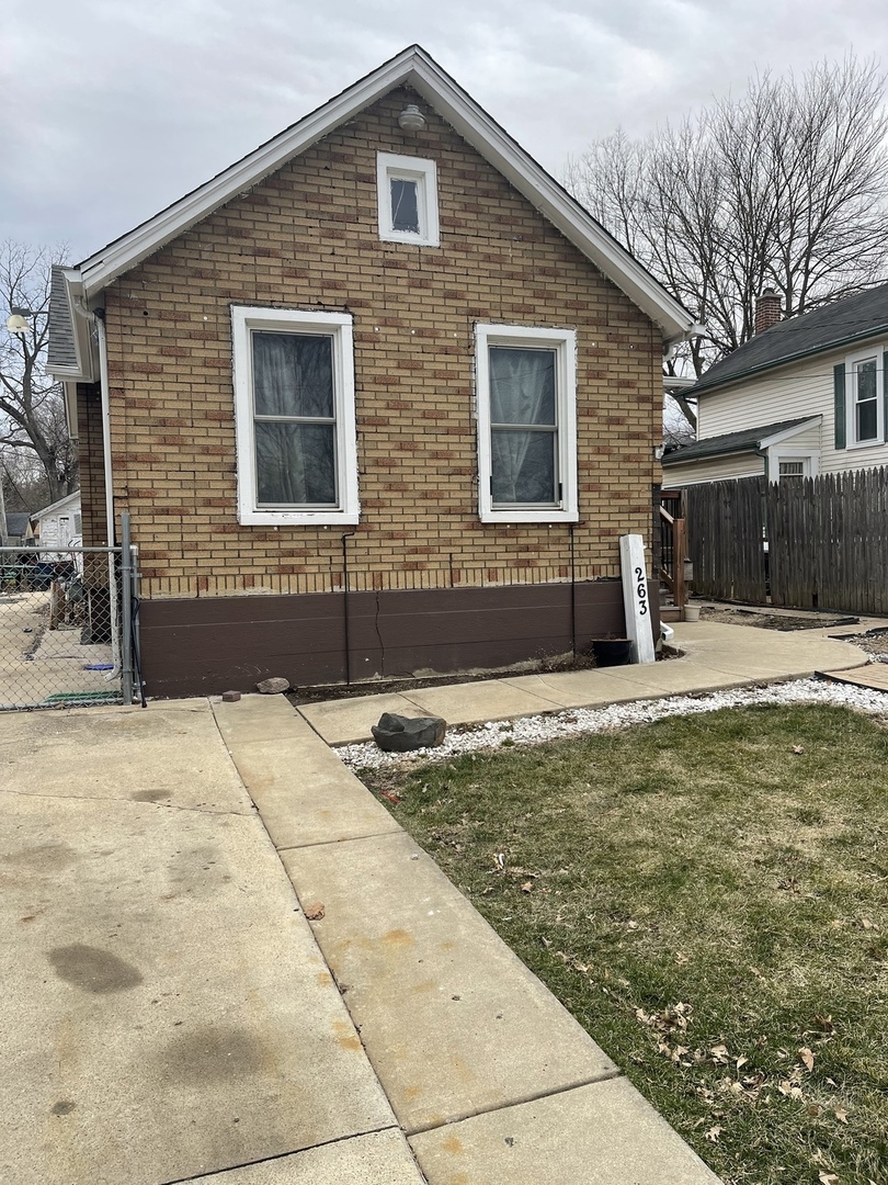 263 Beach Street Aurora, IL 60505 - Photo 2 of 6 a backyard of a house