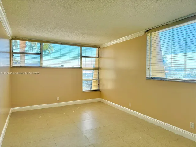 $2,150 | 920 Northeast 199th Street, Unit 4J, Miami, FL 33179