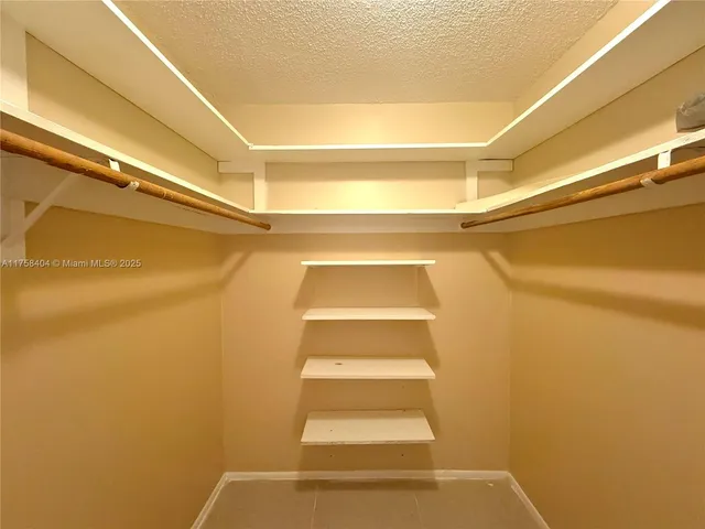 $2,150 | 920 Northeast 199th Street, Unit 4J, Miami, FL 33179