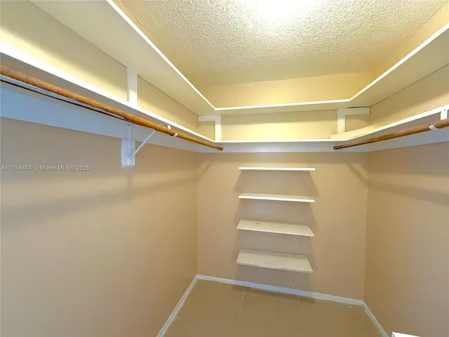 $2,150 | 920 Northeast 199th Street, Unit 4J, Miami, FL 33179