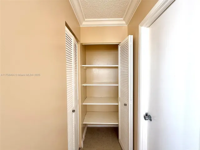 $2,150 | 920 Northeast 199th Street, Unit 4J, Miami, FL 33179