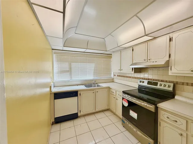 $2,150 | 920 Northeast 199th Street, Unit 4J, Miami, FL 33179