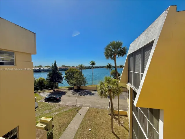 $2,150 | 920 Northeast 199th Street, Unit 4J, Miami, FL 33179