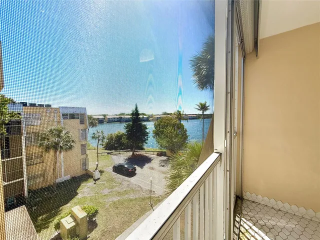 $2,150 | 920 Northeast 199th Street, Unit 4J, Miami, FL 33179
