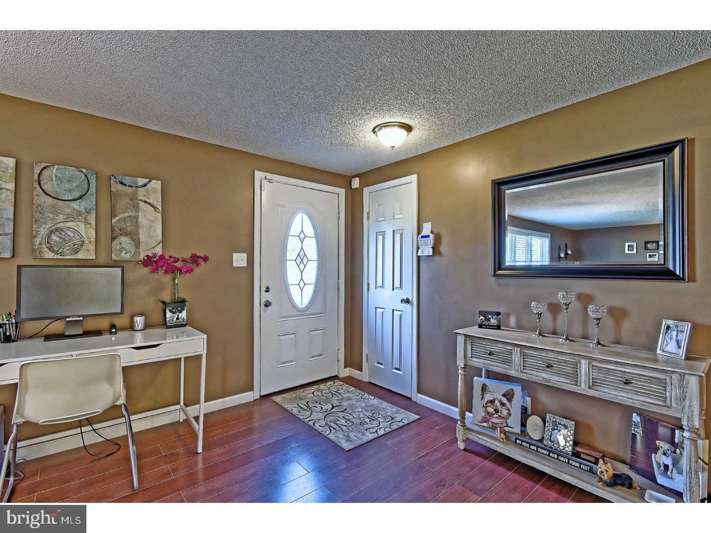 374 North Hook Road Pennsville, NJ 08070 - Photo 4 of 25 Foyer