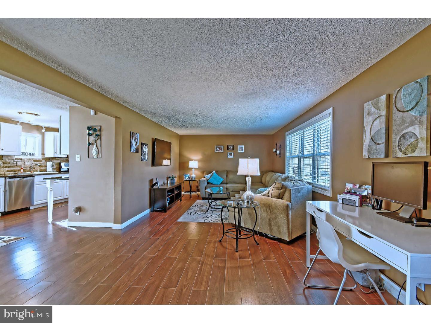 374 North Hook Road Pennsville, NJ 08070 - Photo 5 of 25 Living Room