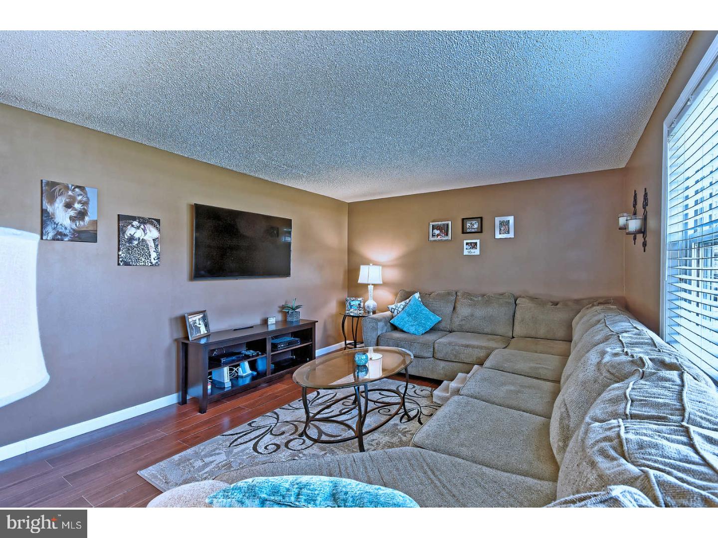 374 North Hook Road Pennsville, NJ 08070 - Photo 6 of 25 Living Room