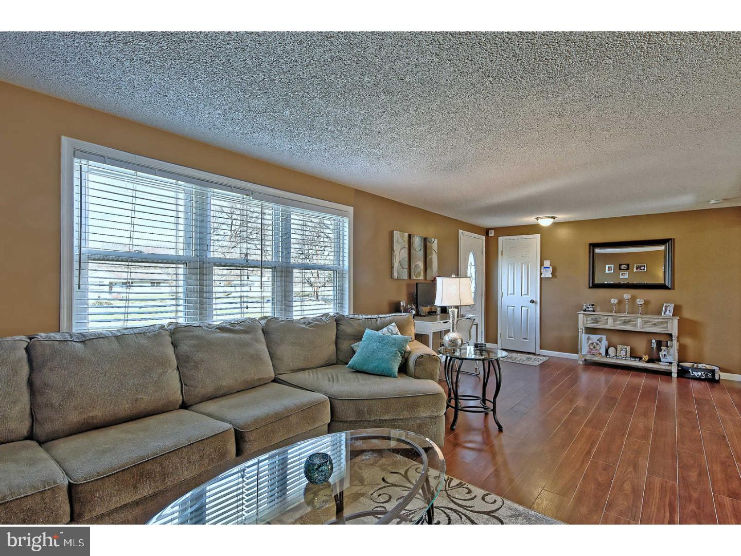 374 North Hook Road Pennsville, NJ 08070 - Photo 7 of 25 Living Room