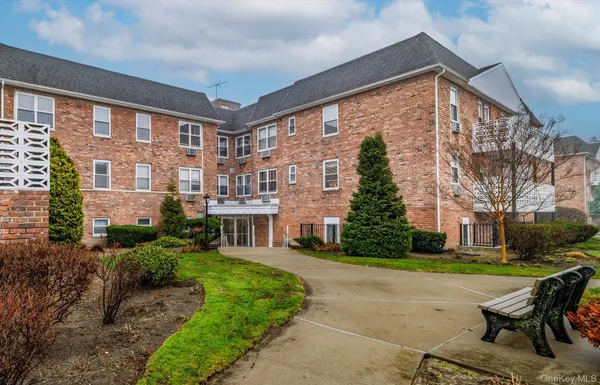 $4,125 | 2 Fowler Avenue, Unit 211, Lynbrook, NY 11563