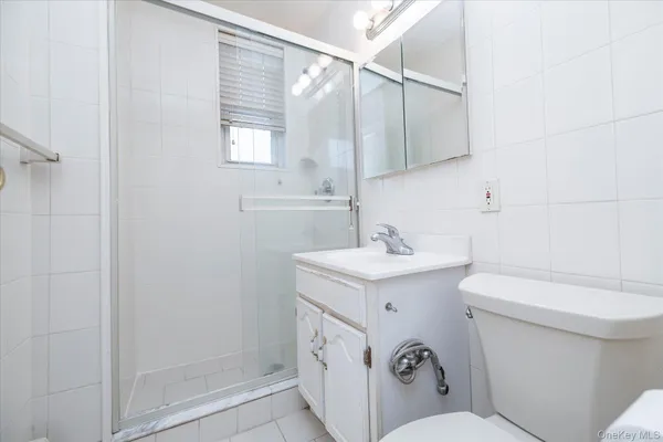 $4,125 | 2 Fowler Avenue, Unit 211, Lynbrook, NY 11563