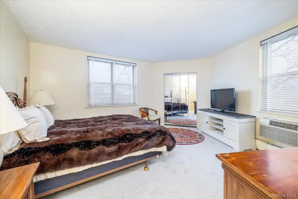 $4,125 | 2 Fowler Avenue, Unit 211, Lynbrook, NY 11563