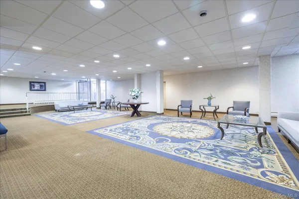 $4,125 | 2 Fowler Avenue, Unit 211, Lynbrook, NY 11563