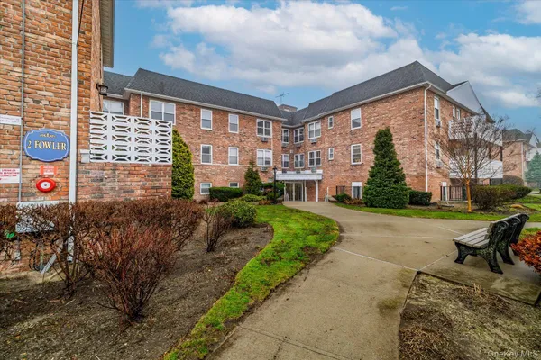 $4,125 | 2 Fowler Avenue, Unit 211, Lynbrook, NY 11563