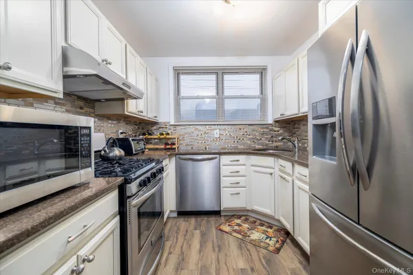 $4,125 | 2 Fowler Avenue, Unit 211, Lynbrook, NY 11563