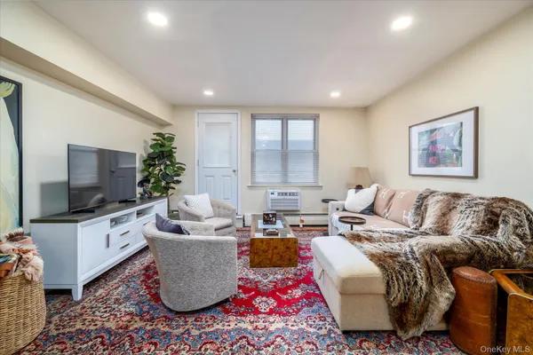 $4,125 | 2 Fowler Avenue, Unit 211, Lynbrook, NY 11563